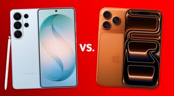 Das Samsung Galaxy S26 Ultra und das Apple iPhone 17 Pro Max vor rotem Hintergrund.