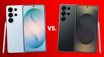 Das Samsung Galaxy S26 Ultra in der Farbe Sky Blue und das Samsung Galaxy S25 Ultra in der Farbe Titanium Black vor rotem Hintergrund.