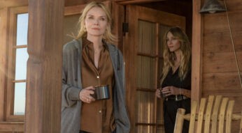 Stacy Clyburn (Michelle Pfeiffer) steht mit einem Kaffeebecher in der Hand vor dem Haus. Dahinter, im Türrahmen, steht ihre Tochter Abigail (Beau Garett)