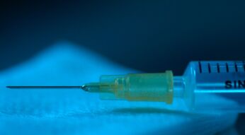 Eine Spritze liegt auf einem Tuch.