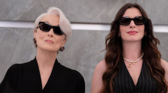 Auf dem Bild zu Der Teufel trägt Prada 2 sind Miranda Priestly, gespielt von Meryl Streep, und Andrea Sachs, dargestellt von Anne Hathaway, nebeneinander zu sehen. Beide tragen dunkle Sonnenbrillen und elegante schwarze Outfits. Miranda wirkt kühl und autoritär, während Andrea selbstbewusst und stilvoll auftritt. Die Szene strahlt Macht, Modebewusstsein und eine spannungsgeladene Dynamik aus.