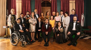 Auf dem Bild in dem Artikel zum Ende von "Fabian und Die mörderische Hochzeit" erklärt, ist die Hochzeitsgesellschaft zu sehen.