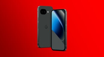 Auf dem Bild ist das Google Pixel 10a von vorn und hinten abgebildet. Das Smartphone ist leicht angewinkelt, sodass man die Dimensionen besser sieht. Es ist in der Farbe Obsidian vor rotem Hintergrund zu sehen.