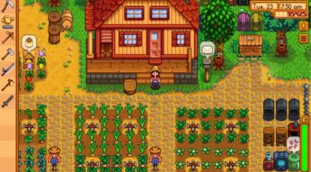Auf dem Bild aus dem Videospiel Stardew Valley ist der Spieler-Charakter mit Strohhut, rotem Hemd und blauer Latzhose vor einem gemütlichen Farmhaus mit rotem Dach zu sehen. Gepflegte Felder mit Mais und grünen Pflanzen umgeben das Haus, während Maschinen und Kisten rechts platziert sind.