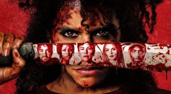 Zazie Beetz in They Will Kill You: Eine blutverschmierte Frau mit intensivem Blick hält sich eine Machete vors Gesicht auf der mehrere Gesichter zu sehen sind.