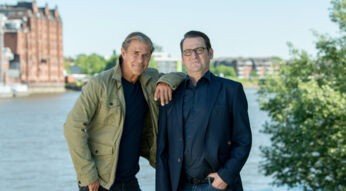 Sven Martinek (l.) als Finn Kiesewetter und Ingo Naujoks (r.) als Lars Englen vor einer Kulisse der ARD-Krimiserie "Morden im Norden".