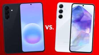 Das Handymodell Galaxy A57 in Blauschwarz ist links, das Galaxy A55 in Hellblau ist rechts zu sehen.