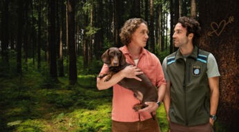 Mats (Aaron Friesz) mit Dackel Gustl und Yascha (Linus Schütz) in "Baumgeflüster".