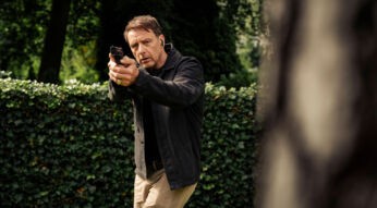 Hendrik Duryn mit gezogener Waffe in einer Szene von "Dünentod – Ein Nordsee-Krimi".