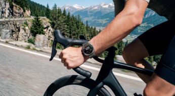 Junger Mann fährt mit seinem Fahrrad einen Abhang hoch.