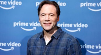 Michael Bully Herbig vor der Fotowand von Prime Video.