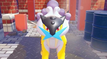 Ein Raikou steht in „Pokémon Pokopia“ in einer Gasse und schaut direkt in die Kamera.