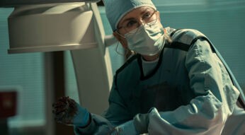 Gerichtsmedizinierin Kay Scarpetta (Nicole Kidman) bei der Arbeit.