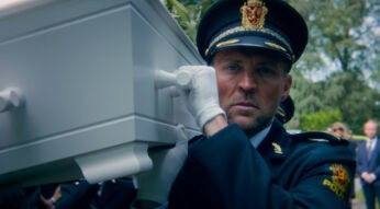 Tobias Santelmann als Detective Harry Hole bei einer Beerdigung in "Jo Nesbøs Harry Hole".