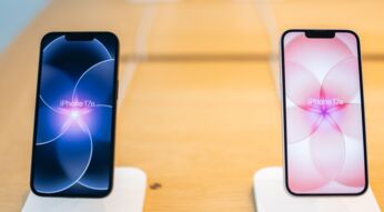 Das iPhone 17e ist in der Apple Carnegie Library in Washington ausgestellt.