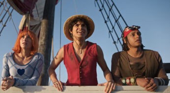 Emily Rudd als Nami, Iñaki Godoy als Monkey D. Luffy und Jacob Romero als Usopp in "One Piece" Staffel 2. Alle drei stützen sich auf der Reling ihres Schiffes ab.