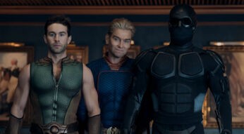 In den Streaming-Highlights im April 2026 ist eine Szene aus „The Boys“ Staffel 5 zu sehen, in der Chace Crawford als The Deep links mit ernstem Blick steht, während Antony Starr als Homelander selbstbewusst in der Mitte lächelt. Rechts daneben steht Nathan Mitchell als Black Noir in schwarzer Rüstung.
