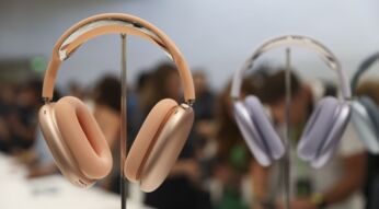 Die AirPods Max sind in verschiedenen Farben im Apple-Hauptquartier in California ausgestellt.