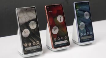 Drei Google Pixel 7a-Handys sind auf der Google I/O-Konferenz 2023 ausgestellt.
