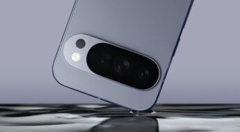 Das Smartphone-Modell Pixel 10 Pro wird in Wasser eingetaucht.