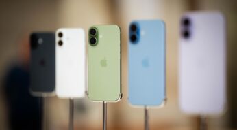 Das iPhone 17 ist in verschiedenen Farben im Apple Store in London zu sehen.