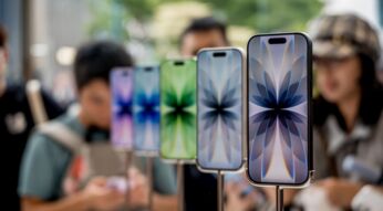 Das iPhone 17 ist in einem Apple Store in China von Besucher:innen umringt.