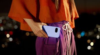 Junge Frau hält das Pixel 9a in der Hand.