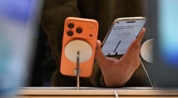 iPhone 17 Pro am MagSafe-Ladeständer