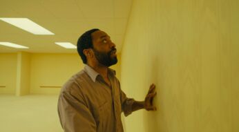 Chiwetel Ejiofor in einer Szene des Horrorfilms "Backrooms".
