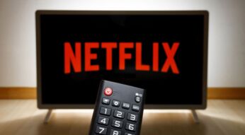 Das Netflix-Logo auf einem Fernseher