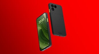 Auf dem Produktbild sind zwei Fairphones vor einem kräftig roten Hintergrund zu sehen. Das Fairphone 6 erscheint einmal von vorn mit grünem Display und Uhrzeit sowie daneben von hinten in mattem Schwarz. Die sichtbaren Kameramodule, gelben Seitentasten und klare Bildkomposition vermitteln einen modernen, technischen und hochwertigen Eindruck.
