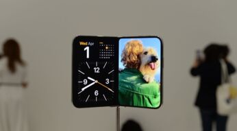 Das erste faltbare Apple-Smartphone iPhone Duo ist Neuheiten-Event des Herstellers ausgestellt.