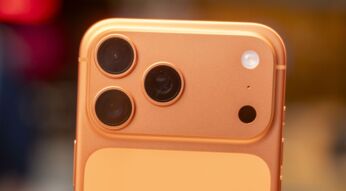 Das iPhone 17 Pro in Cosmic Orange ist in einem Apple Store ausgestellt.