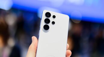 Besucher des Mobile World Congresses 2026 hält das Galaxy S26 Ultra in den Händen.