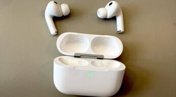 Die AirPods Pro 3 liegen neben ihrem Ladecase auf einer neutralen Oberfläche.