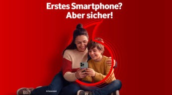 Mutter und Sohn lachen gemeinsam aufs Smartphone schauend, im Hintergrund der Button „Jetzt zum Medien-Coaching anmelden“.