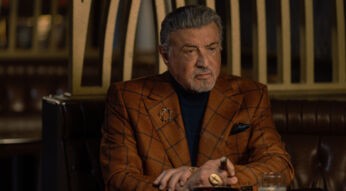 Sylvester Stallone sitzt als Dwight Manfredi in „Tulsa King“ Staffel 4, neu auf Paramount+, mit Zigarre in einer Bar