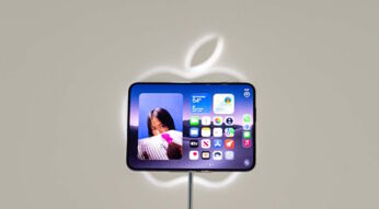 Das iPhone Duo ist aufgeklappt auf einem Neuheiten-Event von Apple ausgestellt.