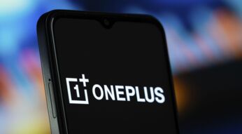 Das Logo von OnePlus ist auf dem Display eines Smartphones zu sehen.