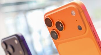 Das orangfarbene iPhone 17 Pro ist in einem Store ausgestellt.