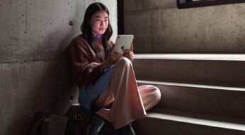 Eine Frau mit dem neuen iPad mini (2026)