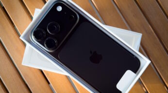 Ein schwarzes iPhone 18 Pro in der Verpackung