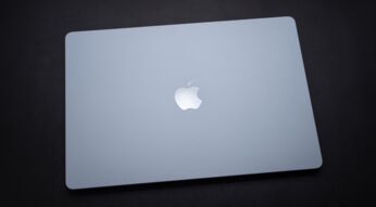Das MacBook Air M4 in Silber geschlossen