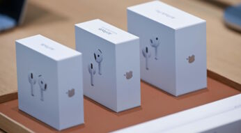 Mehrere verpackte AirPods nebeneinander