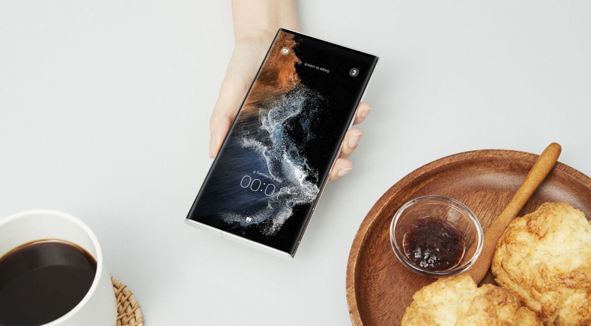 Hand hält das Galaxy S22 Ultra von Samsung.