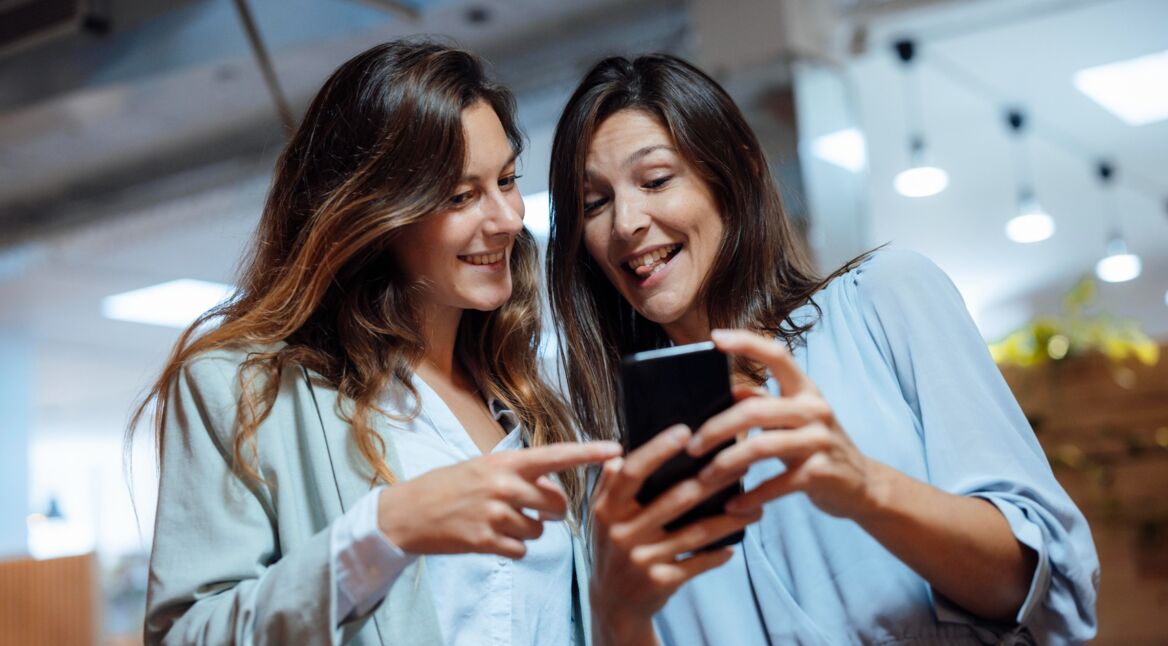 Zwei Frauen, ein Handy