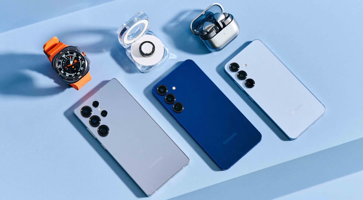 Das Galaxy S25, S25+ und S25 Ultra vor hellblauem Hintergrund