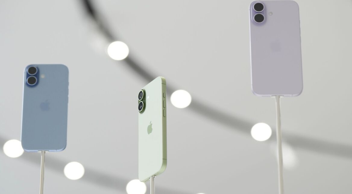 Das iPhone 17 ist in verschiedenen Farben im Apple Park ausgestellt.