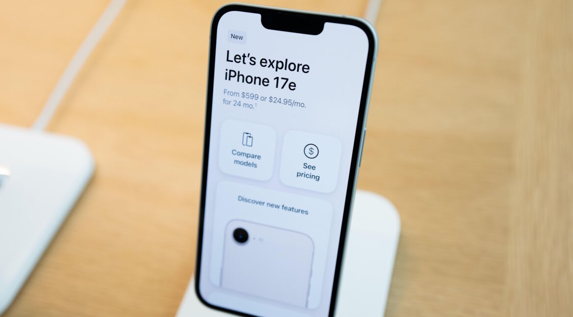 Ein iPhone 17e ausgestellt bei Apple