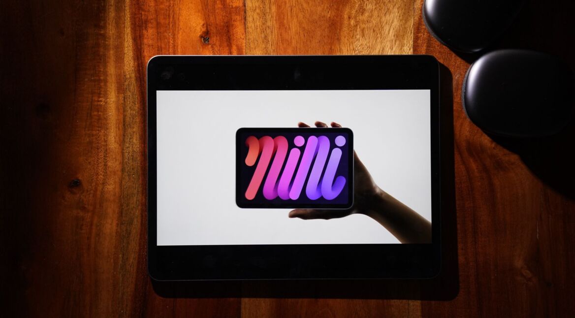 Auf einem Tablet ist ein Bild zu sehen, das das iPad mini zeigt.